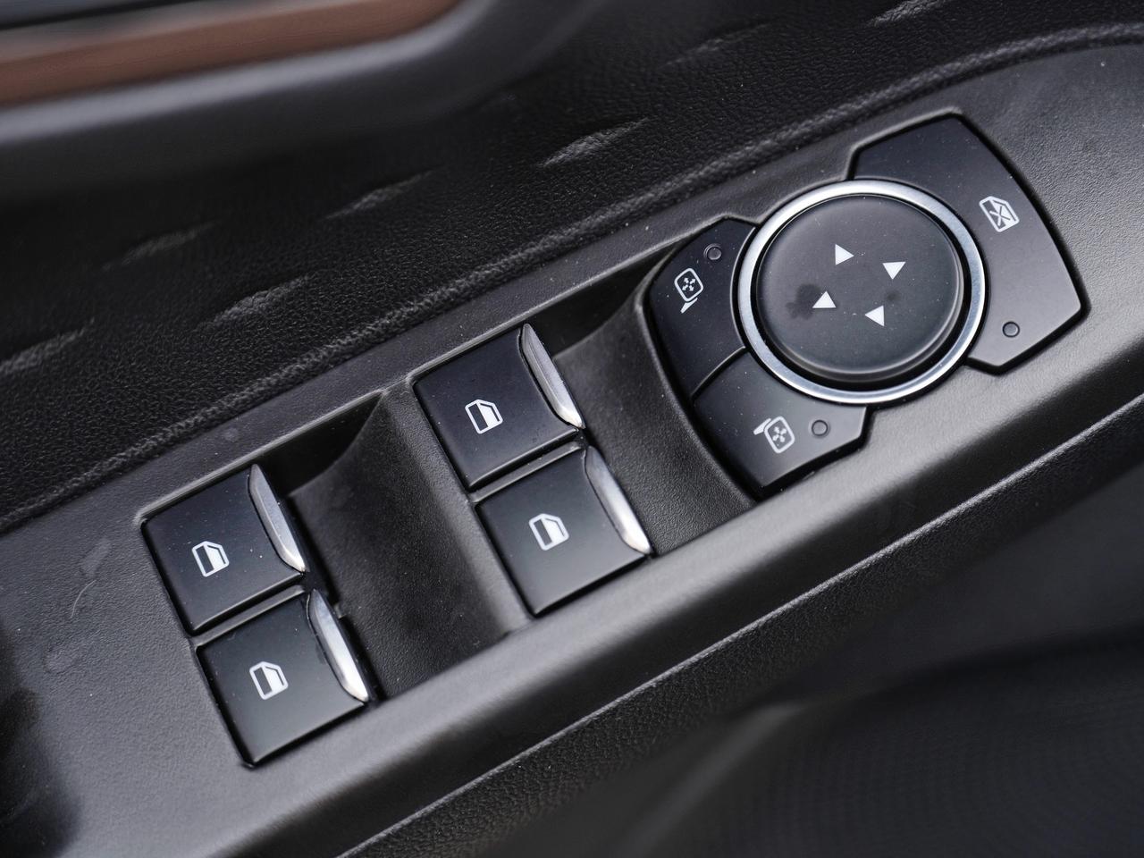 2020 Ford Escape TITANIUM | VERY LOW KMS | LEATHER | PANO ROOF Photo