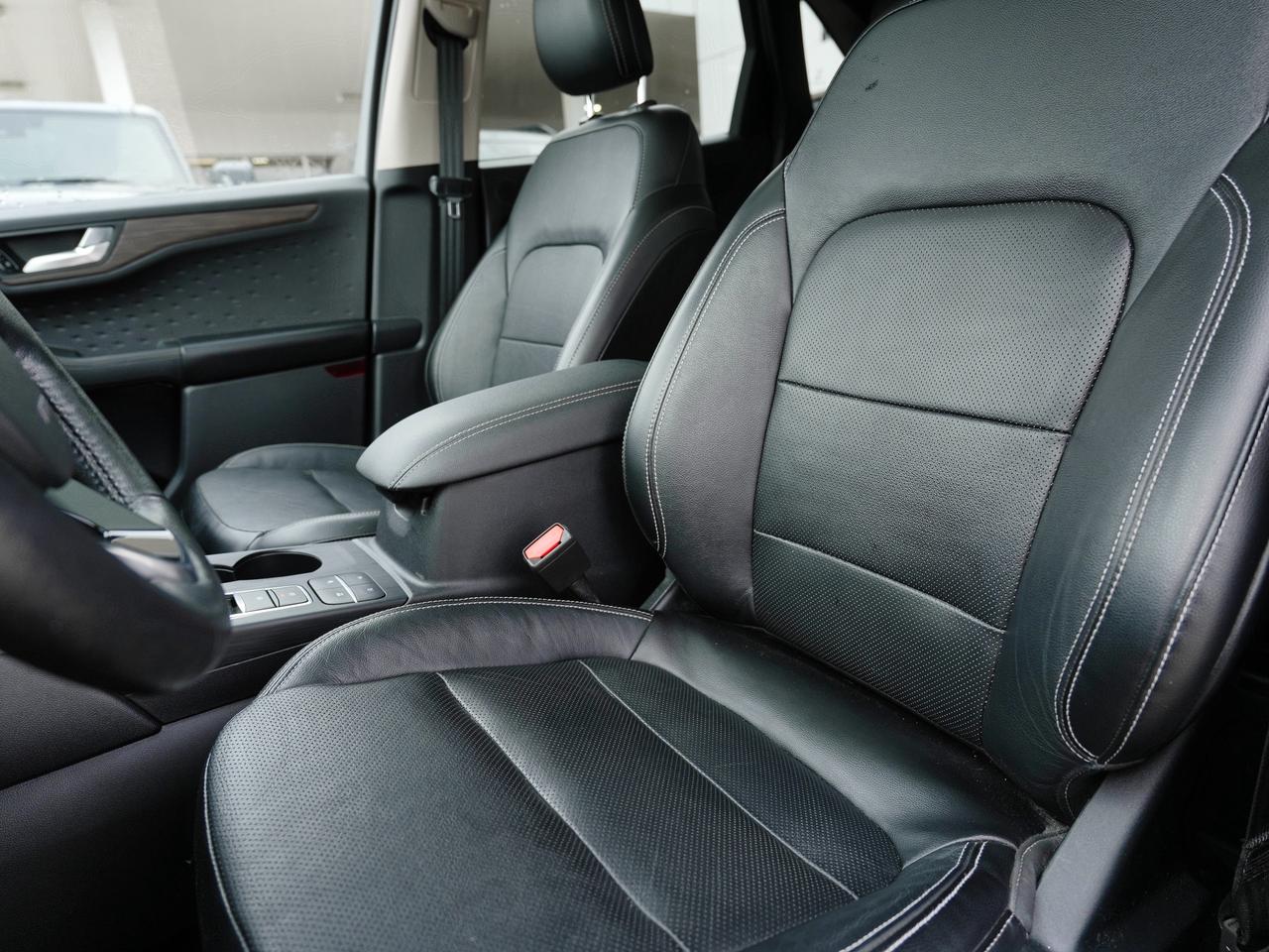 2020 Ford Escape TITANIUM | VERY LOW KMS | LEATHER | PANO ROOF Photo