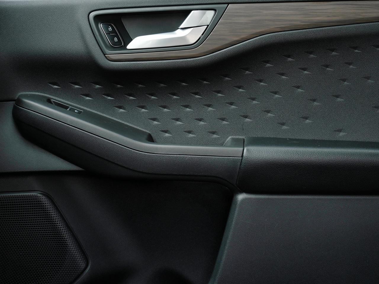 2020 Ford Escape TITANIUM | VERY LOW KMS | LEATHER | PANO ROOF Photo