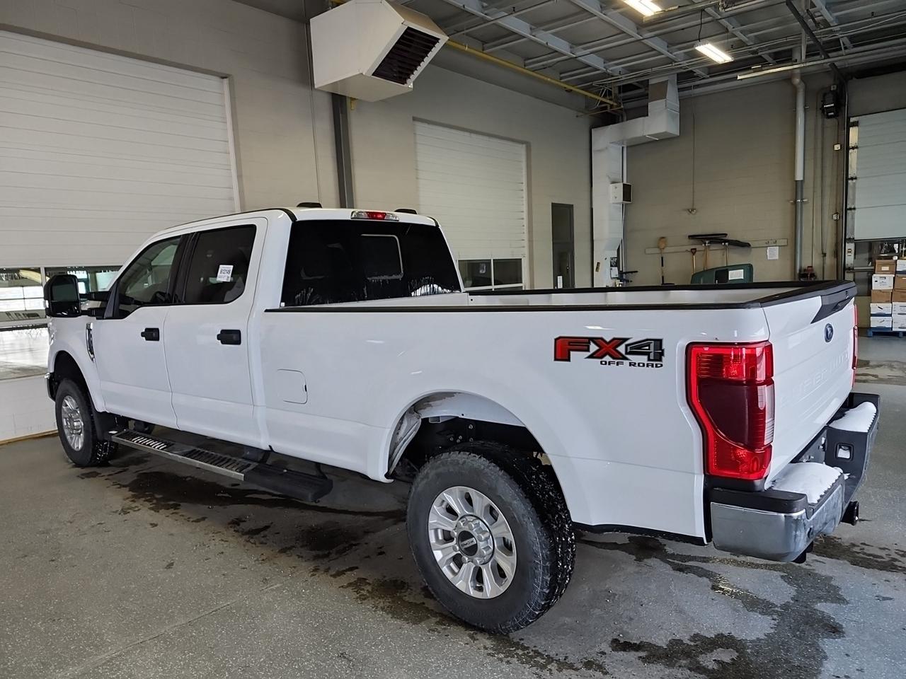 2022 Ford F-350 Super Duty SRW XLT Photo3