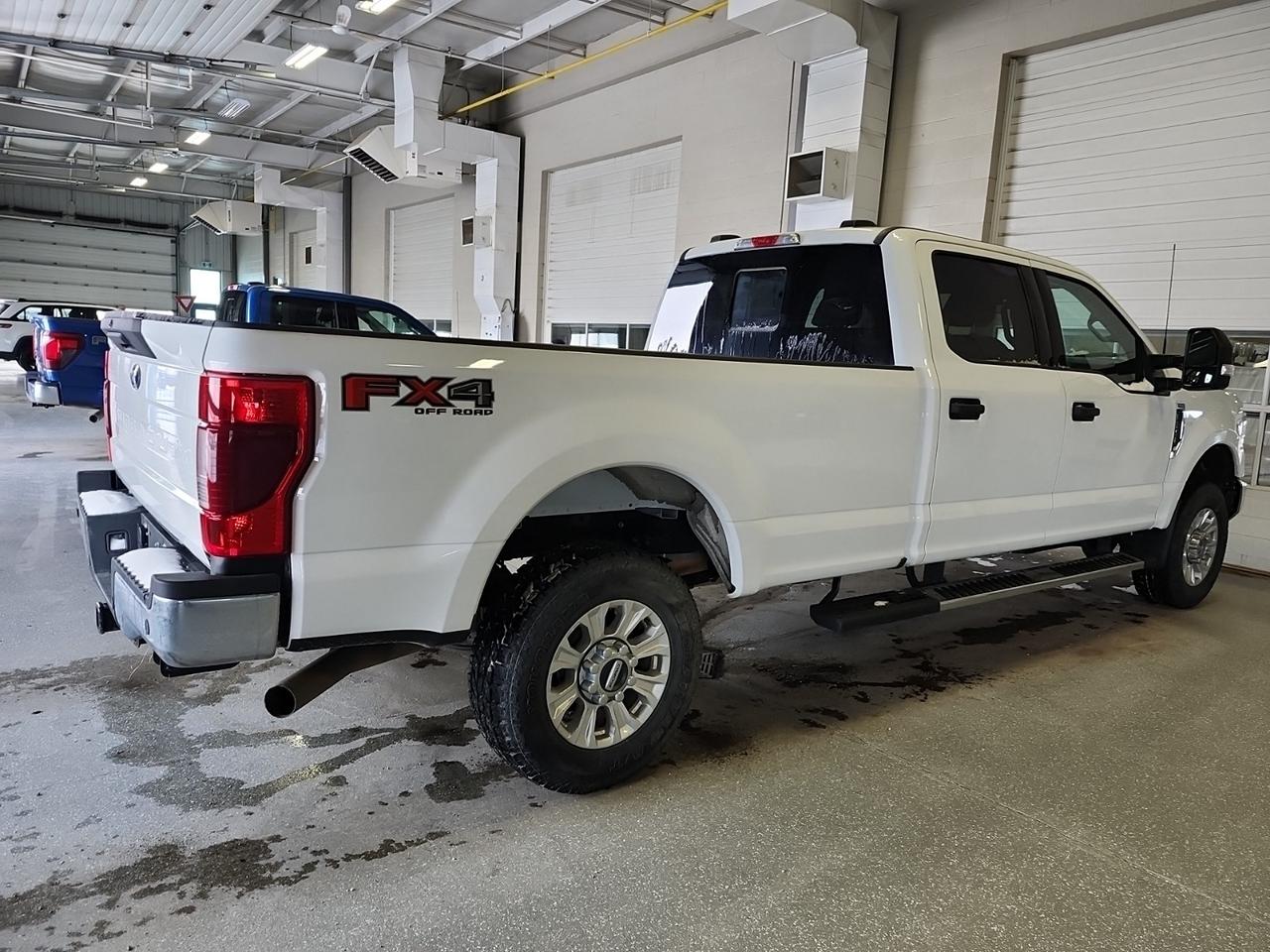 2022 Ford F-350 Super Duty SRW XLT Photo2