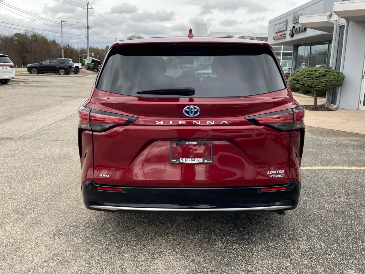 2023 Toyota Sienna LIMITED Photo