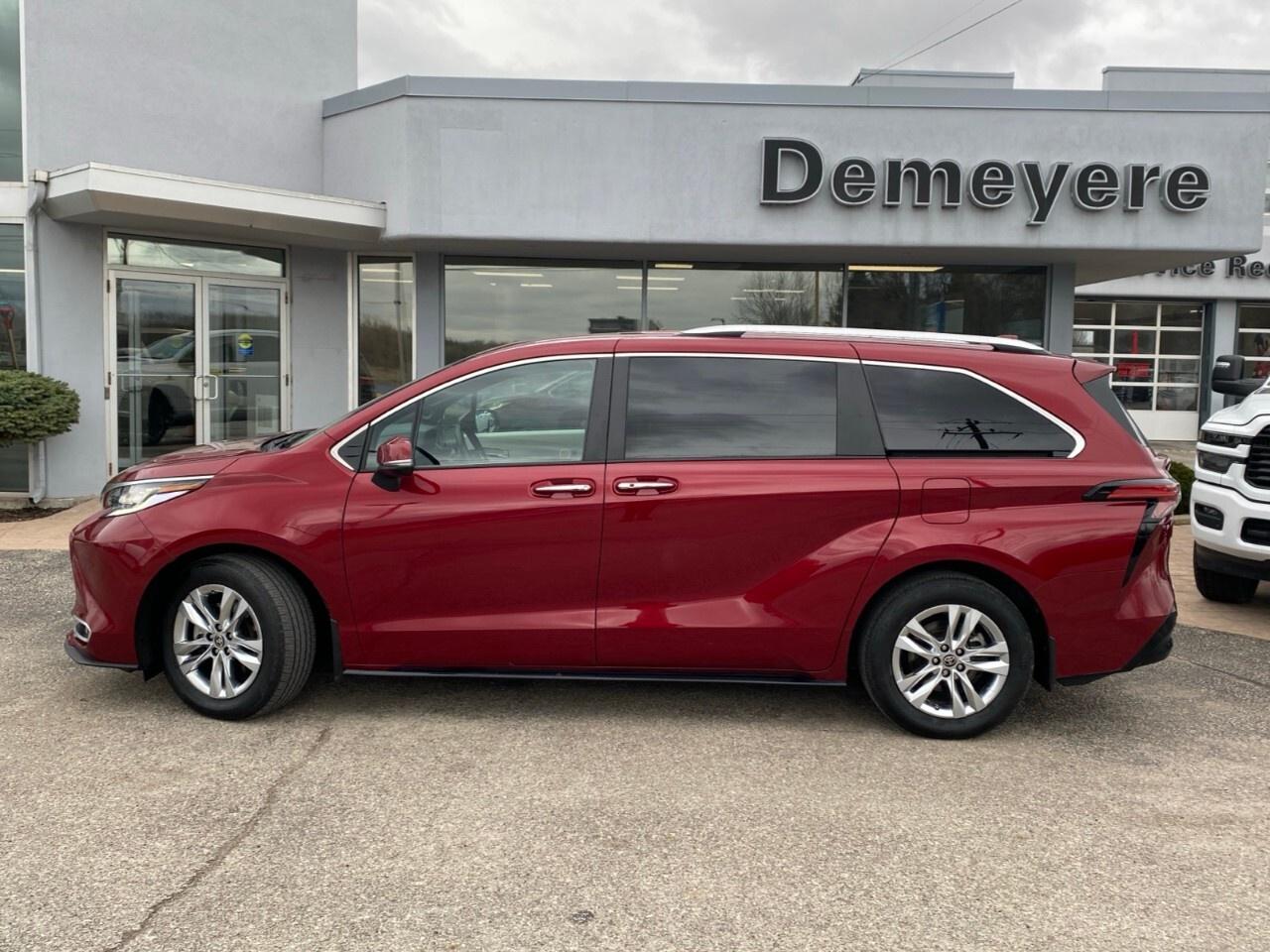 2023 Toyota Sienna LIMITED Photo