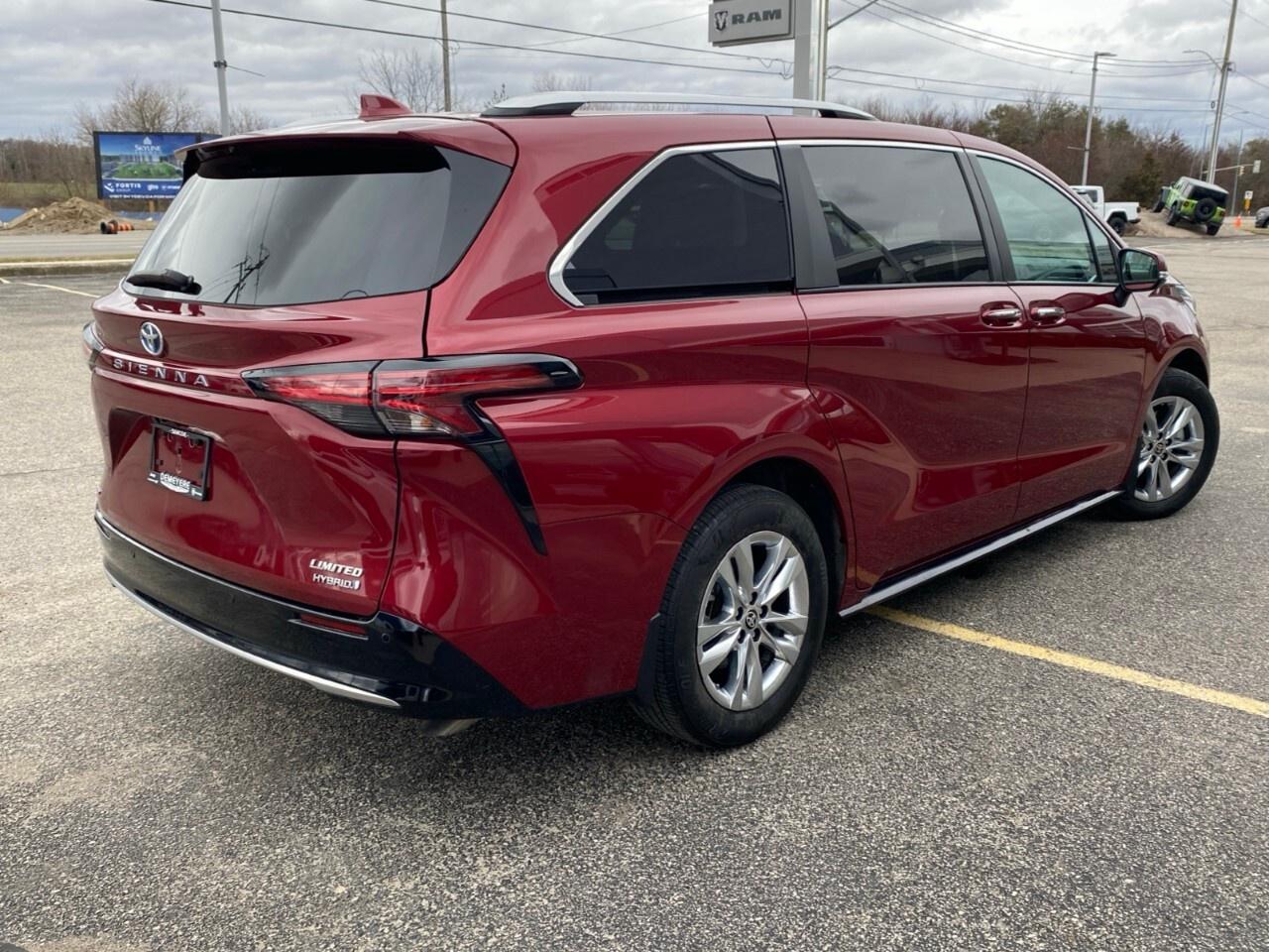 2023 Toyota Sienna LIMITED Photo