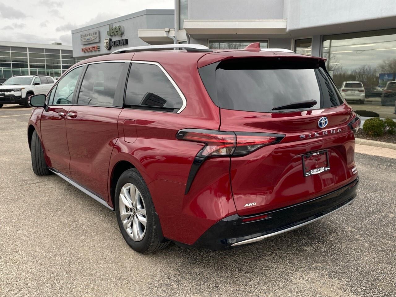 2023 Toyota Sienna LIMITED Photo2