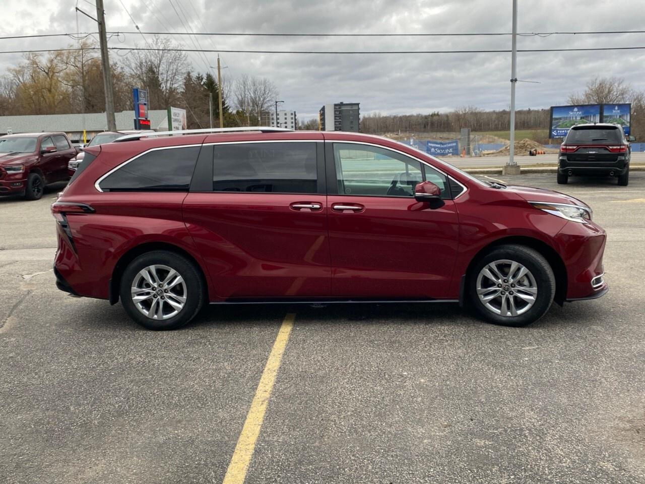 2023 Toyota Sienna LIMITED Photo
