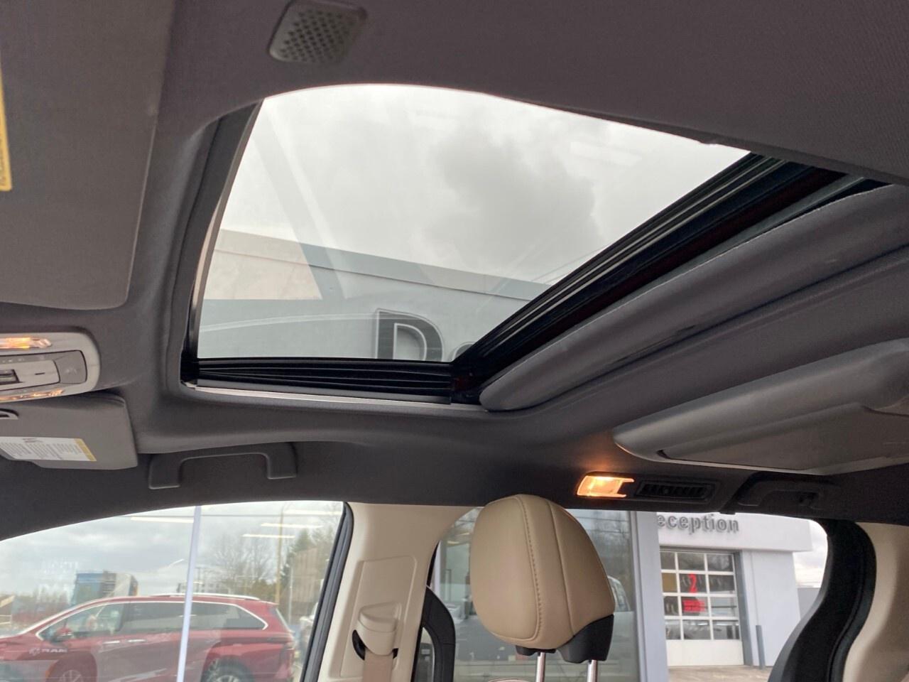 2023 Toyota Sienna LIMITED Photo