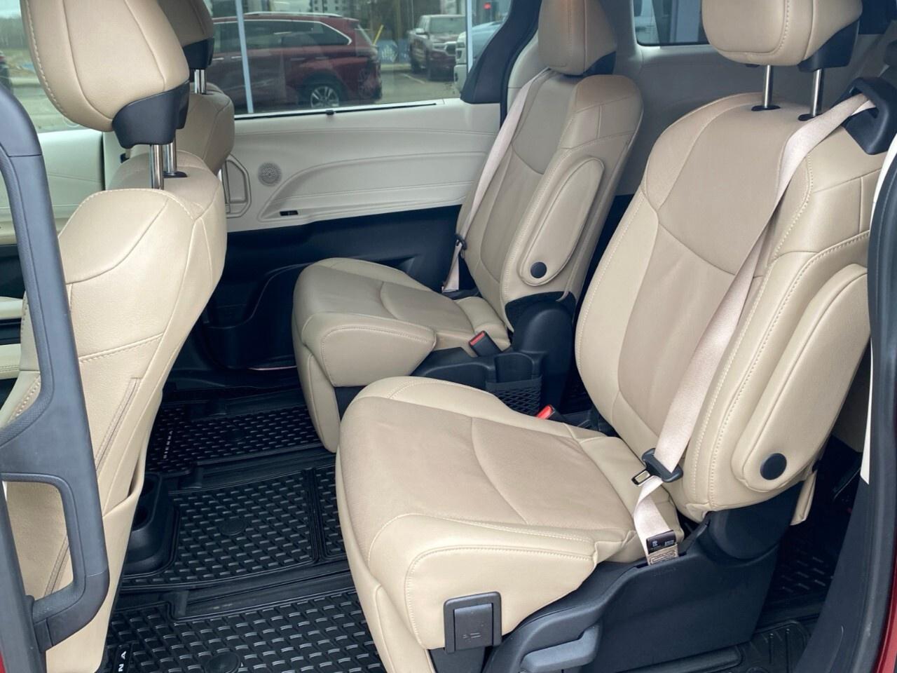 2023 Toyota Sienna LIMITED Photo