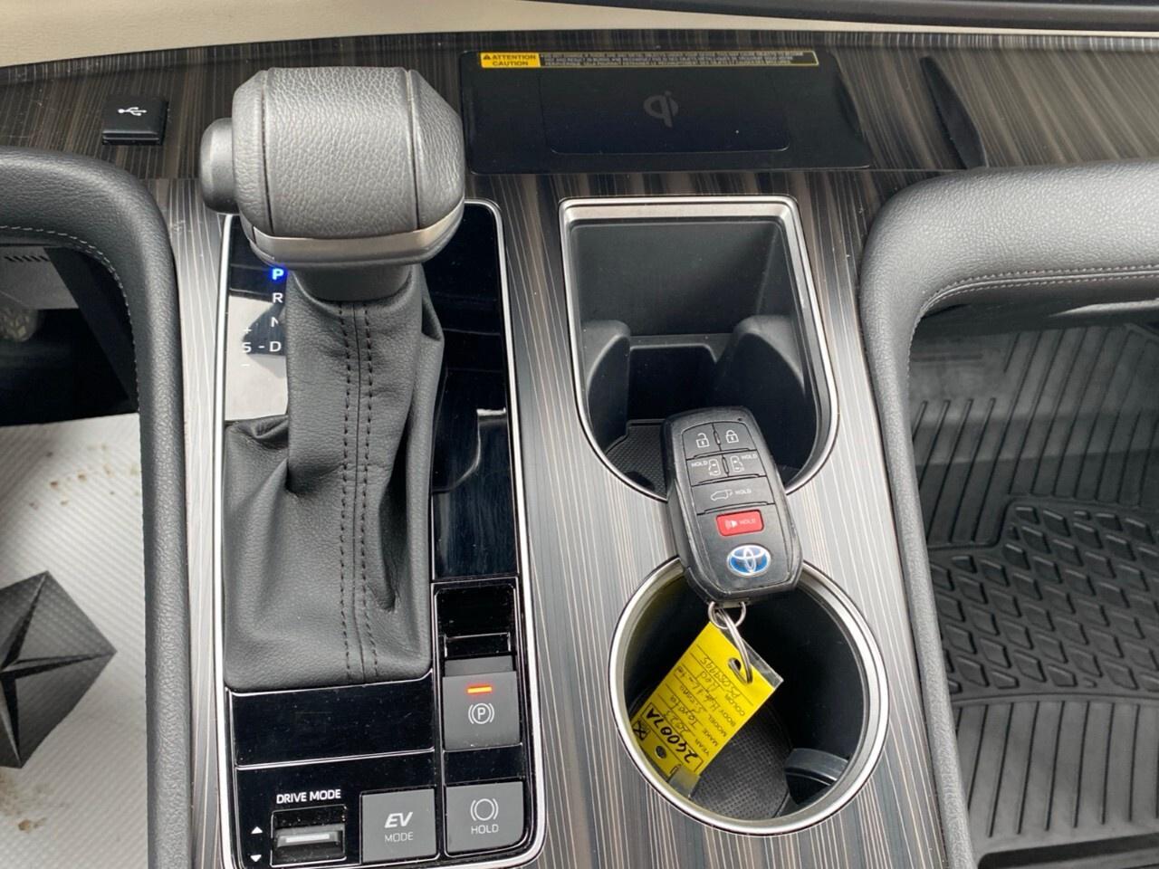 2023 Toyota Sienna LIMITED Photo