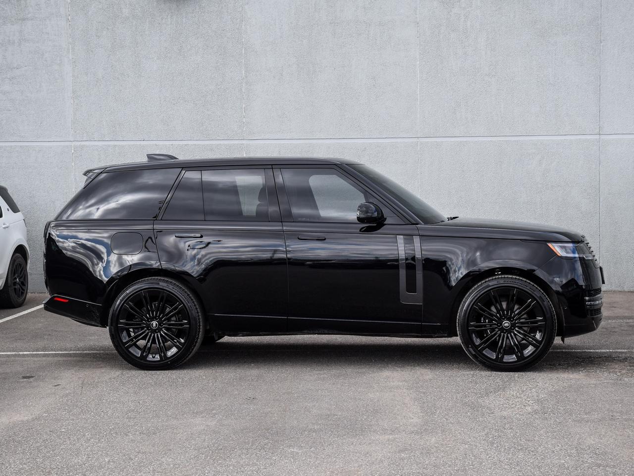 2025 Land Rover Range Rover P400 SE SWB Photo2