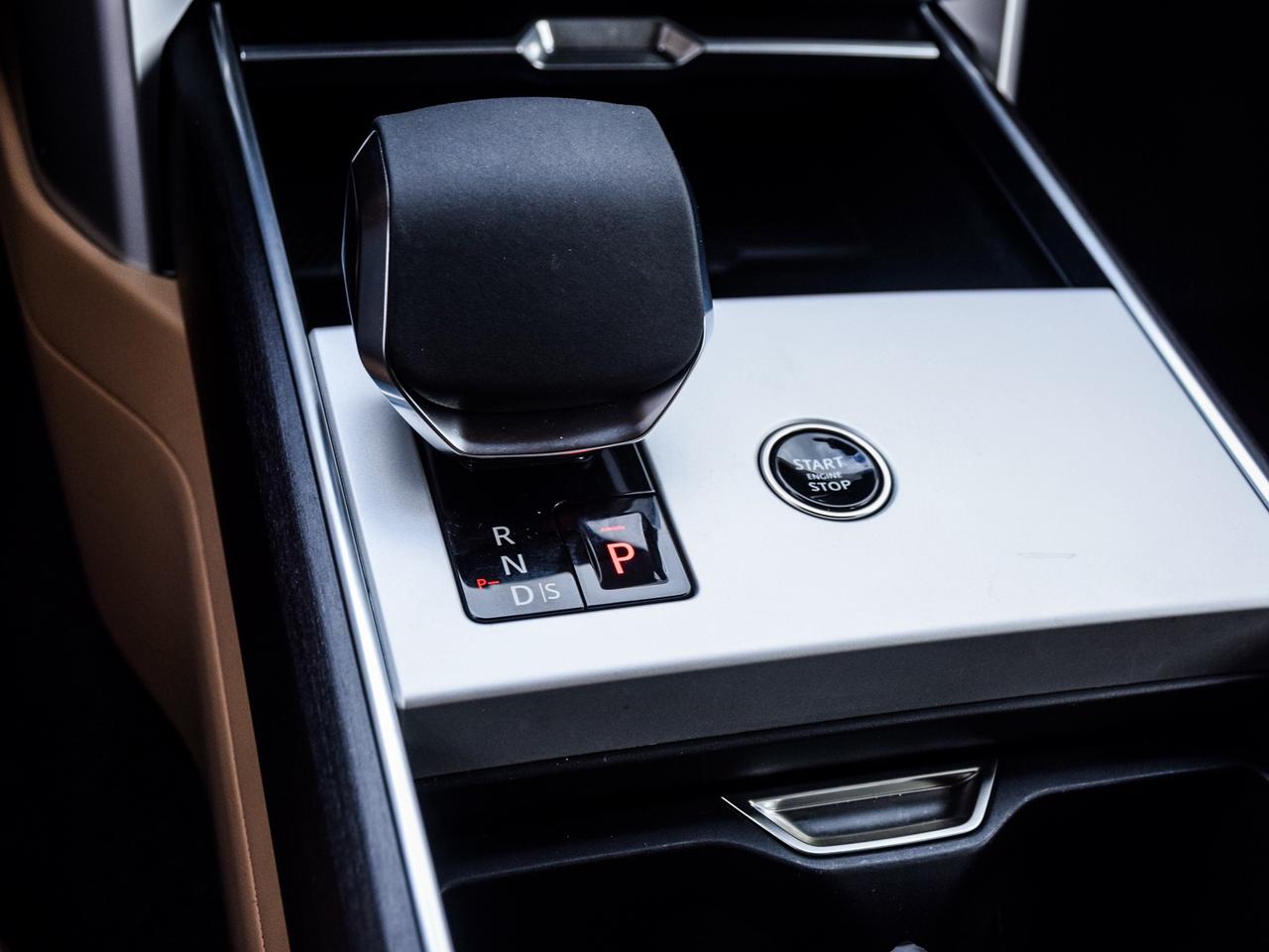 2025 Land Rover Range Rover P400 SE SWB Photo