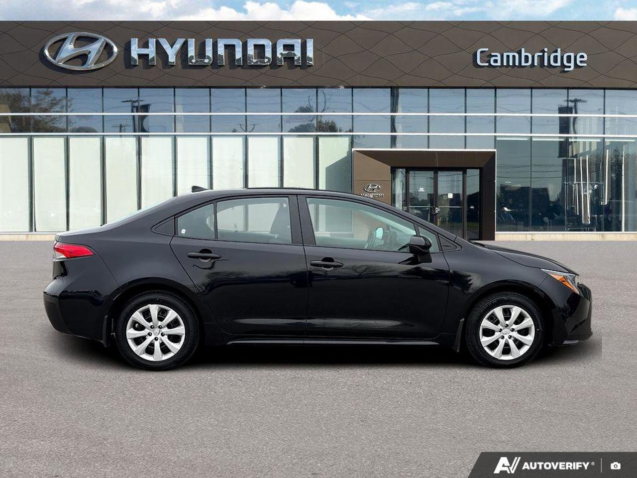 2024 Toyota Corolla LE   NO ACCIDENTS   CARPLAY   5.7L/100KM Photo