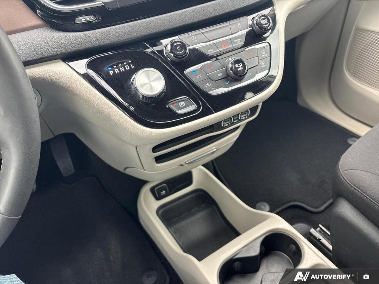 2024 Chrysler Grand Caravan SXT   CLEAN CARFAX   Stow 'n Go seating Photo