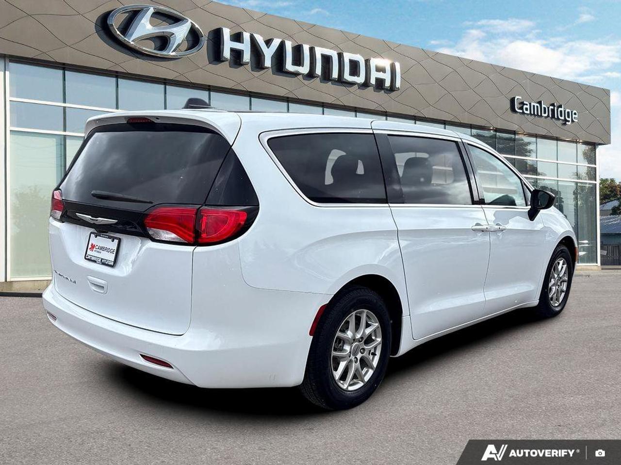 2024 Chrysler Grand Caravan SXT   NO ACCIDENTS   HEATED SEATS   8.4L/100KM Photo