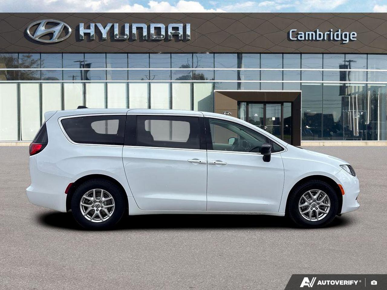 2024 Chrysler Grand Caravan SXT   NO ACCIDENTS   HEATED SEATS   8.4L/100KM Photo