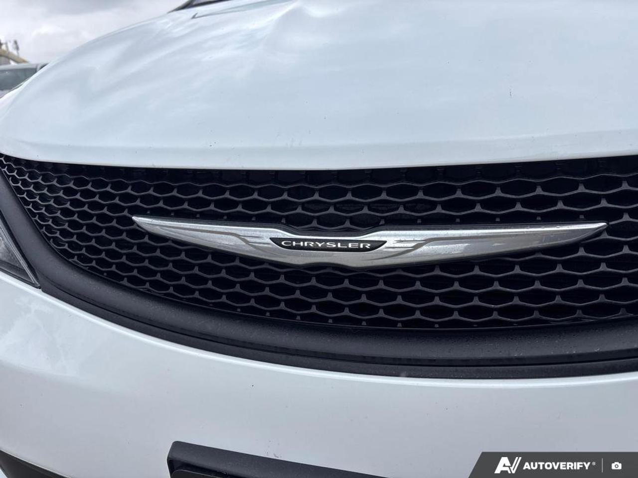 2024 Chrysler Grand Caravan SXT   NO ACCIDENTS   HEATED SEATS   8.4L/100KM Photo