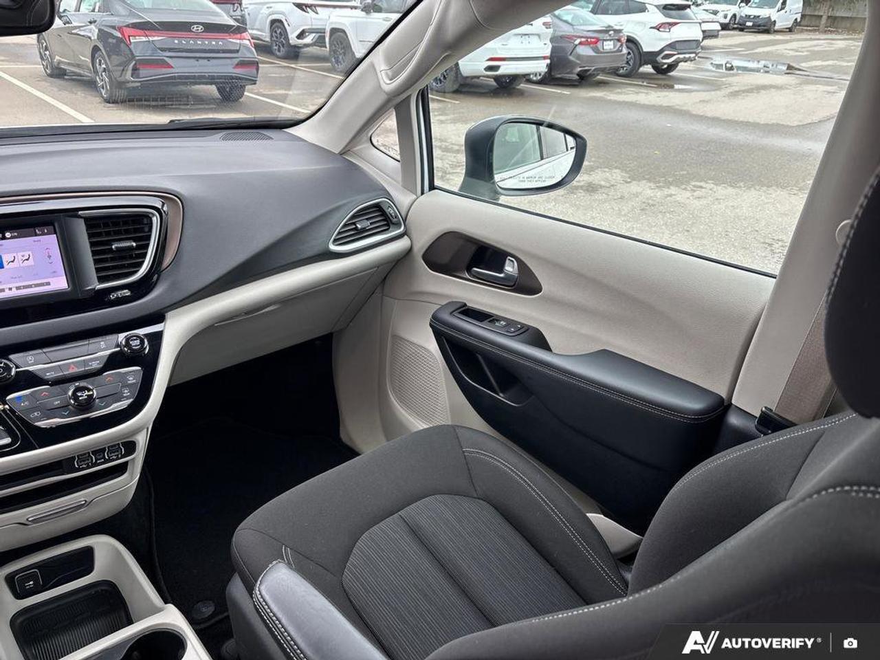 2024 Chrysler Grand Caravan SXT   NO ACCIDENTS   HEATED SEATS   8.4L/100KM Photo