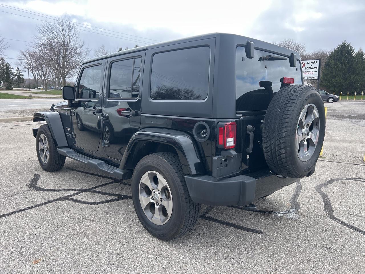 2018 Jeep Wrangler JK Unlimited SAHARA, CLEAN CARFAX, REMOTE START! Photo3
