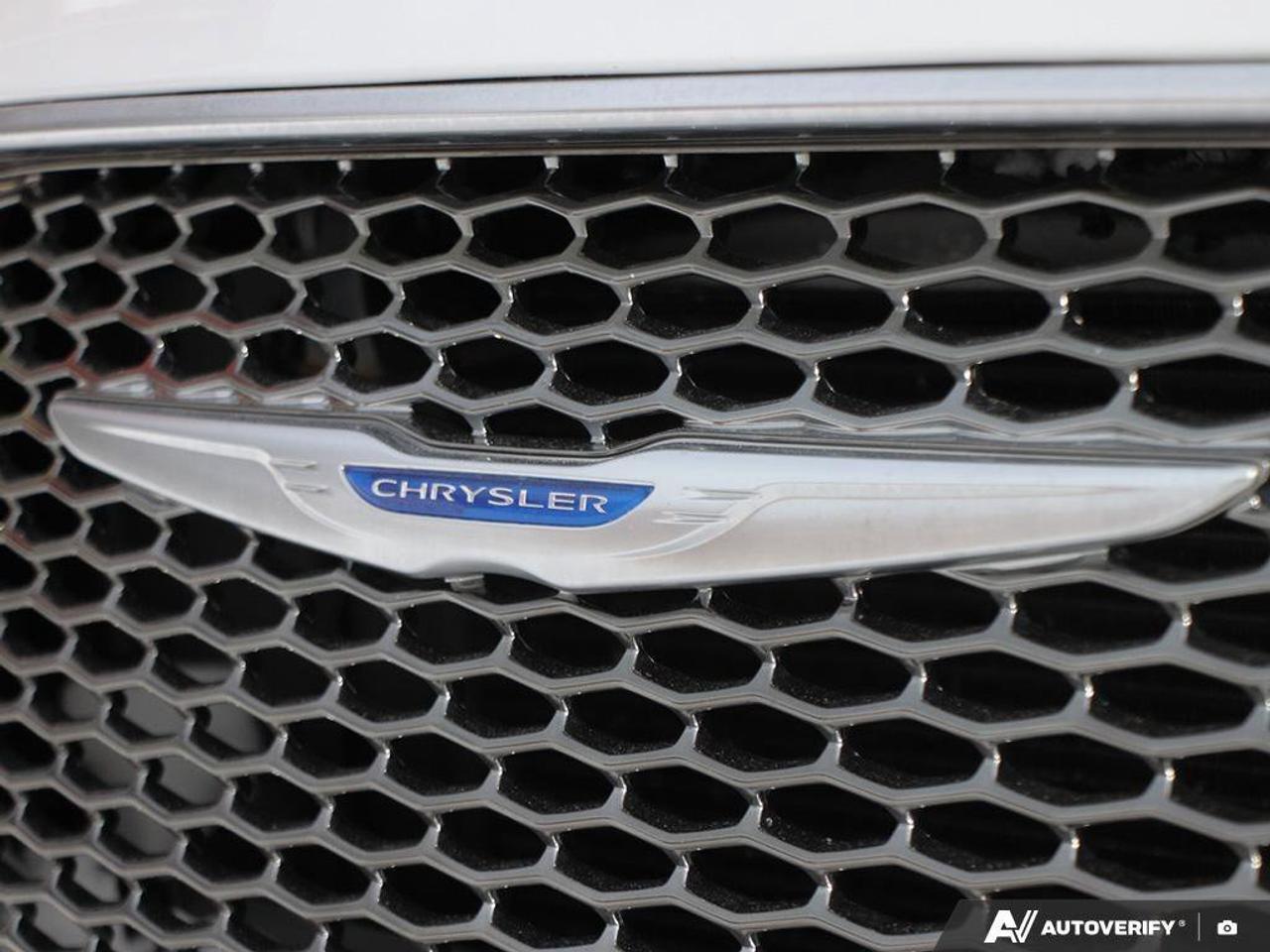 2017 Chrysler 300 4dr Sdn 300C Platinum RWD Photo