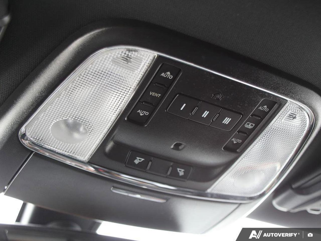 2017 Chrysler 300 4dr Sdn 300C Platinum RWD Photo