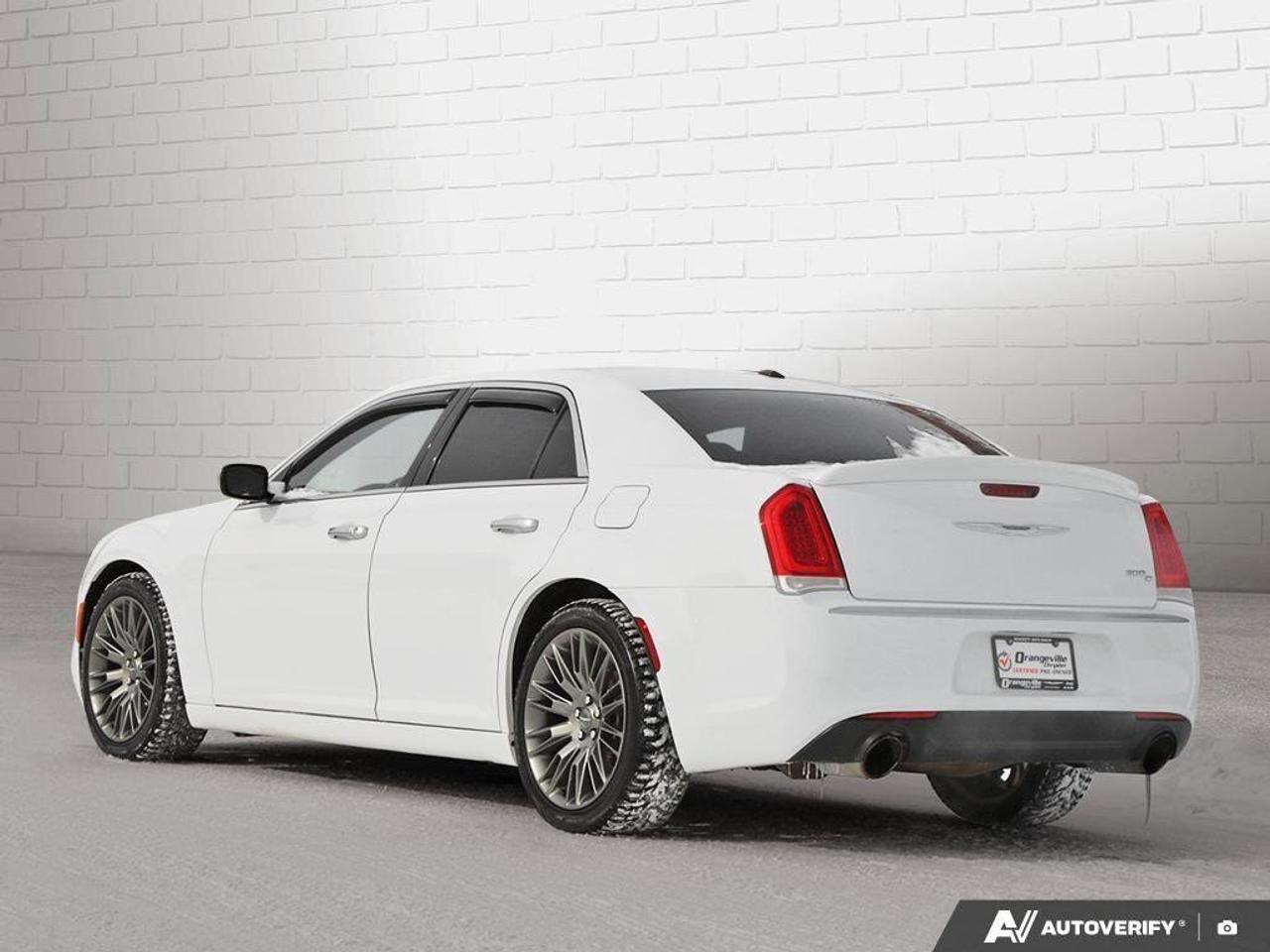 2017 Chrysler 300 300C PlatinumPLATINUM, HEMI V8, LEATHER, ALLOYS, N Photo3