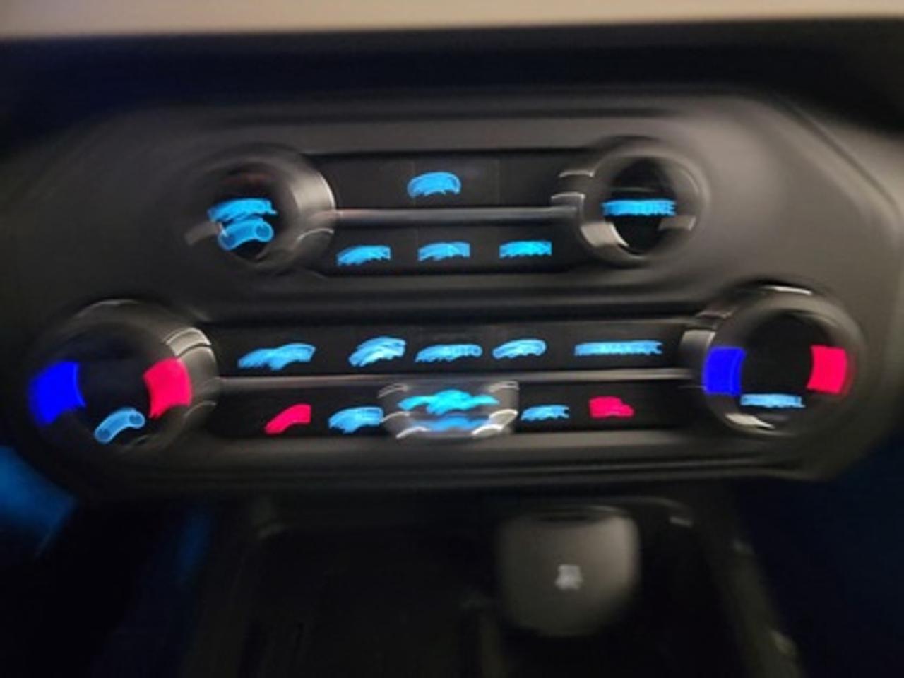 13737320