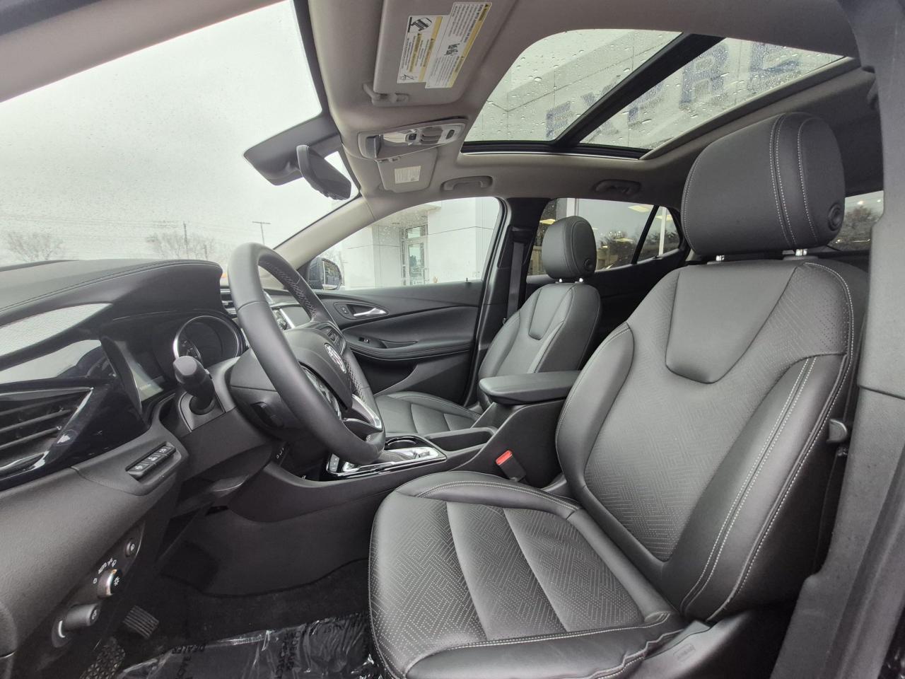 2022 Buick Encore GX, AWD, LOCAL TRADE, WINTERS ON RIMS INCLUDED! Photo