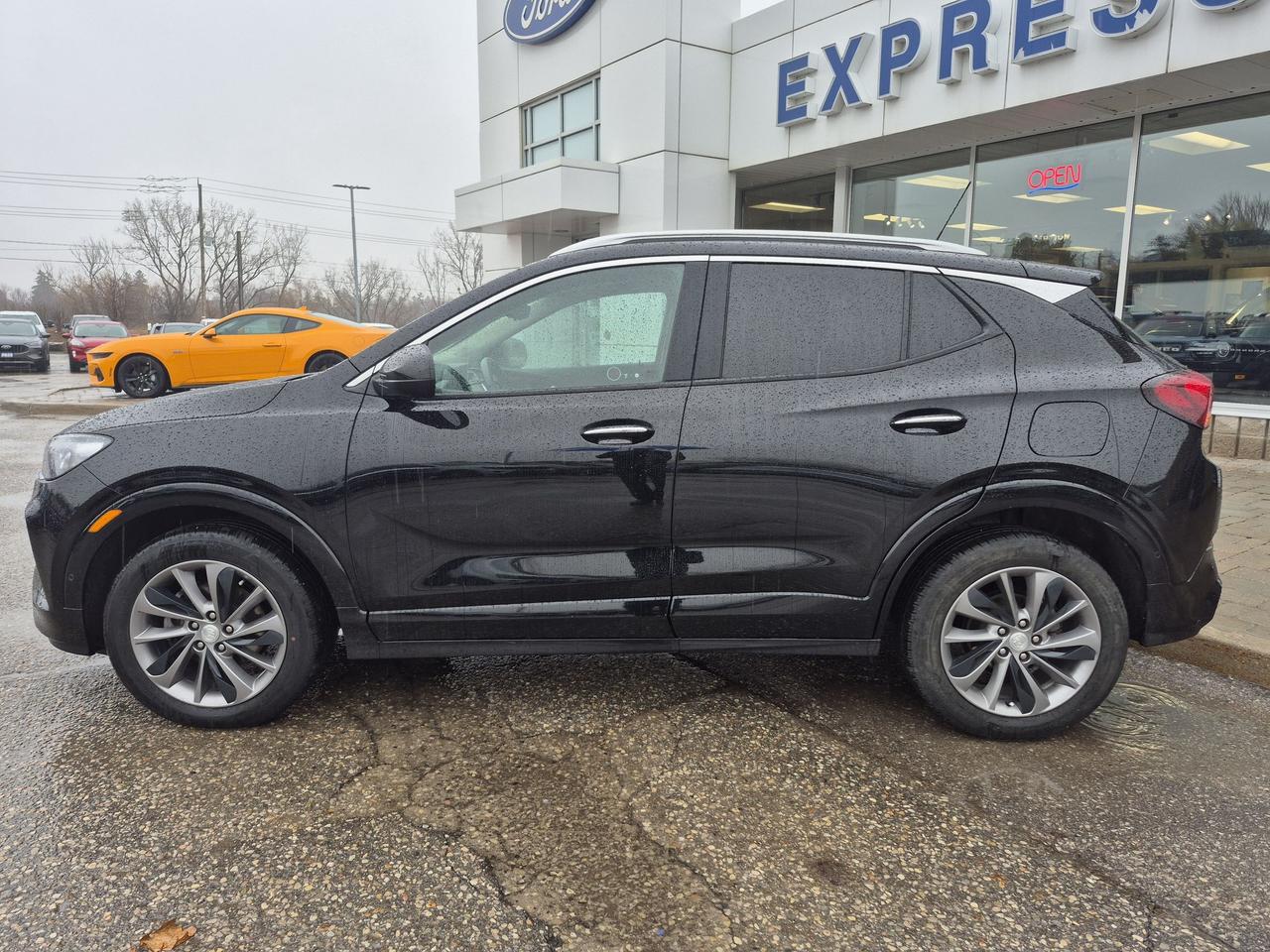 2022 Buick Encore GX, AWD, LOCAL TRADE, WINTERS ON RIMS INCLUDED! Photo4