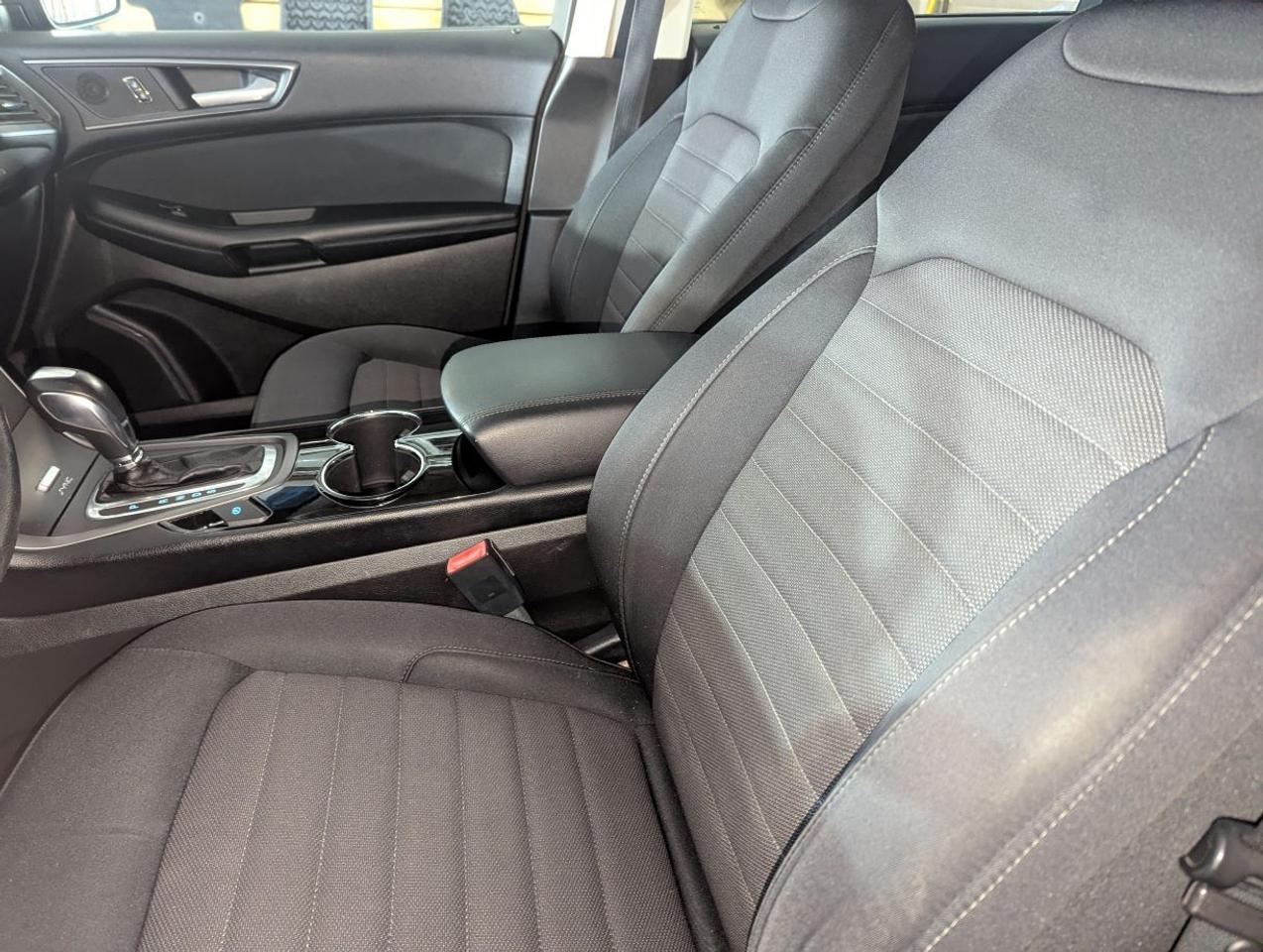 2017 Ford Edge SE AWD WITH NAVIGATION!! Photo