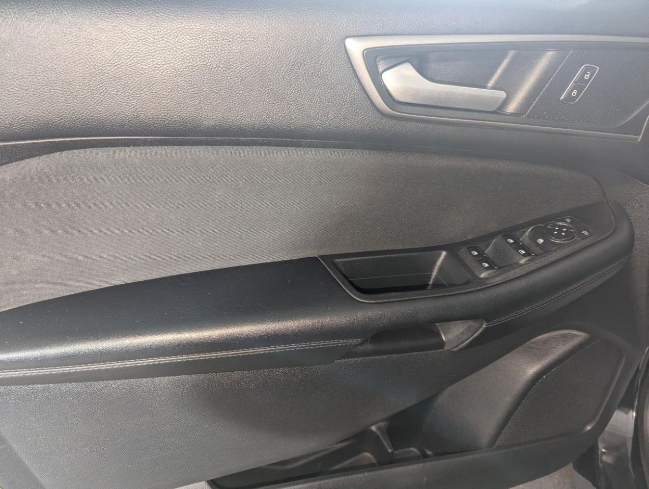 2017 Ford Edge SE AWD WITH NAVIGATION!! Photo