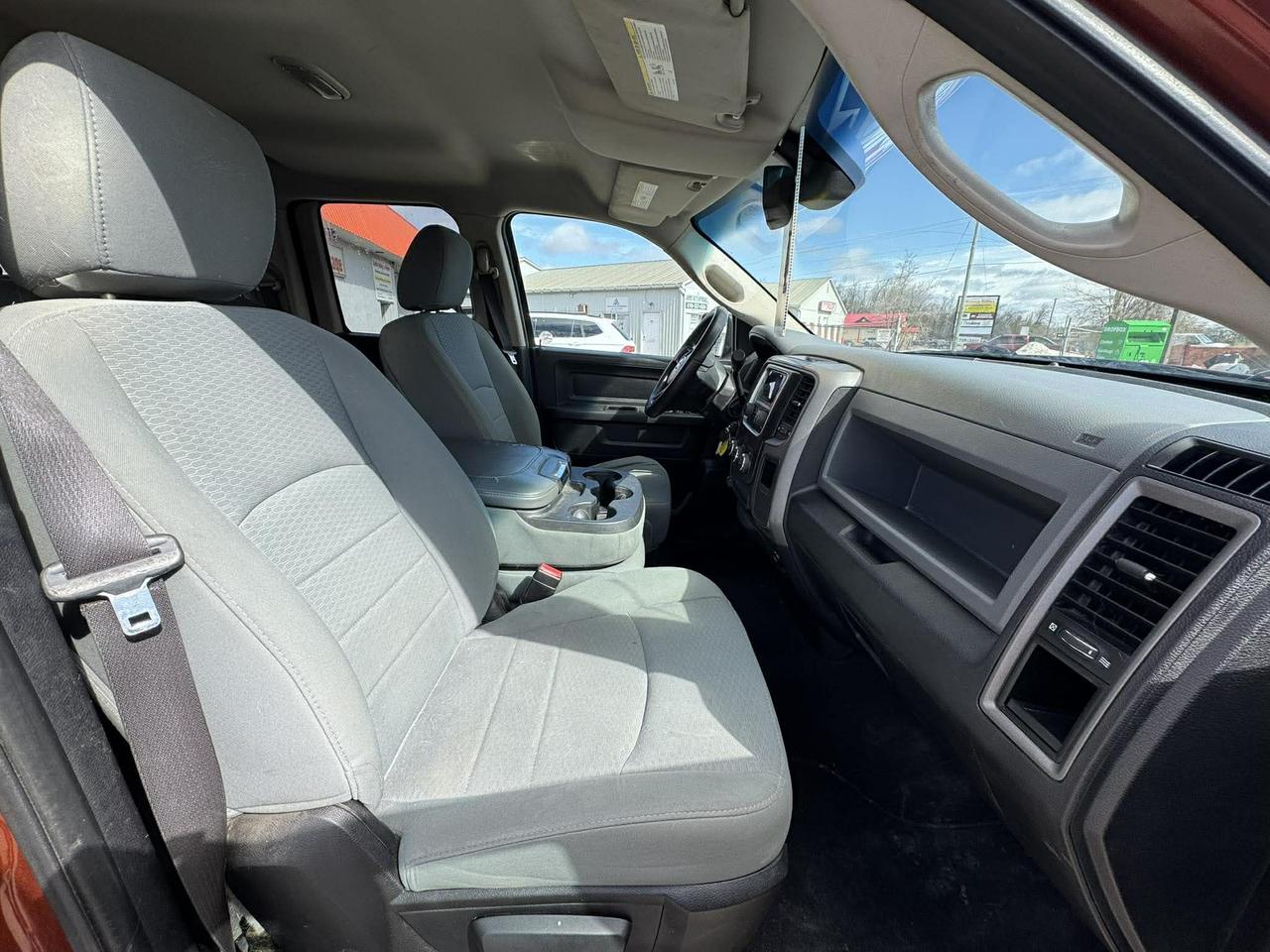 2013 RAM 1500 4WD QUAD CAB 140.5" ST - Photo #9