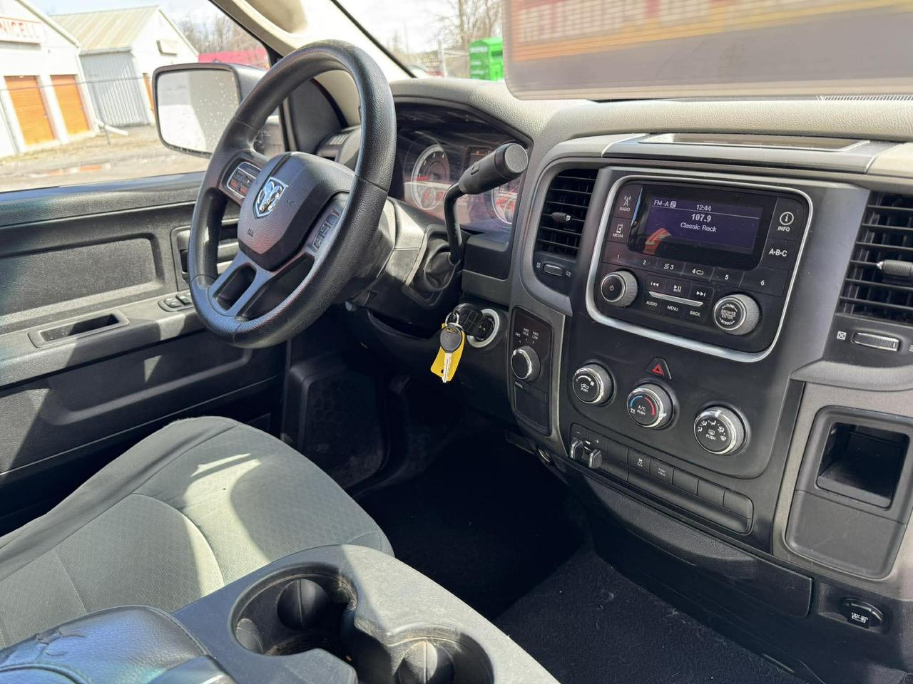 2013 RAM 1500 4WD QUAD CAB 140.5" ST - Photo #16