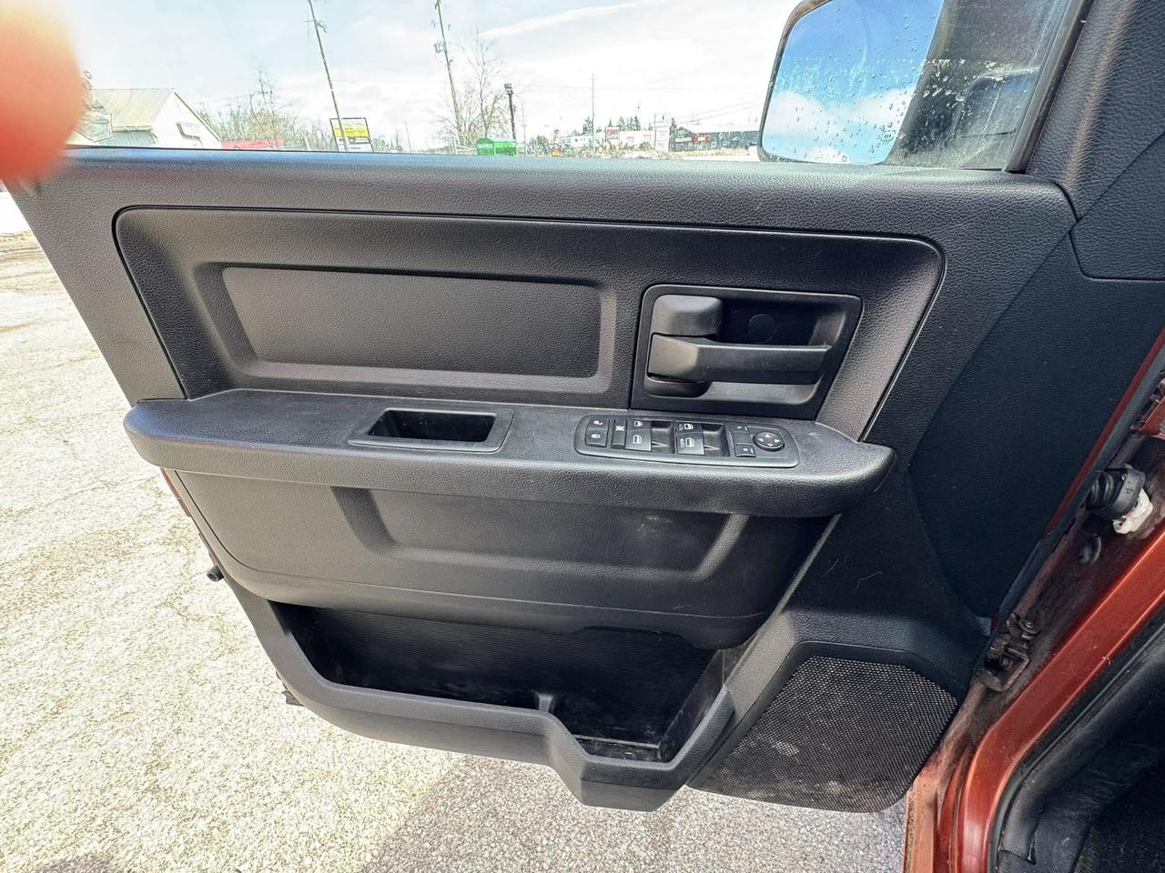 2013 RAM 1500 4WD QUAD CAB 140.5" ST - Photo #17