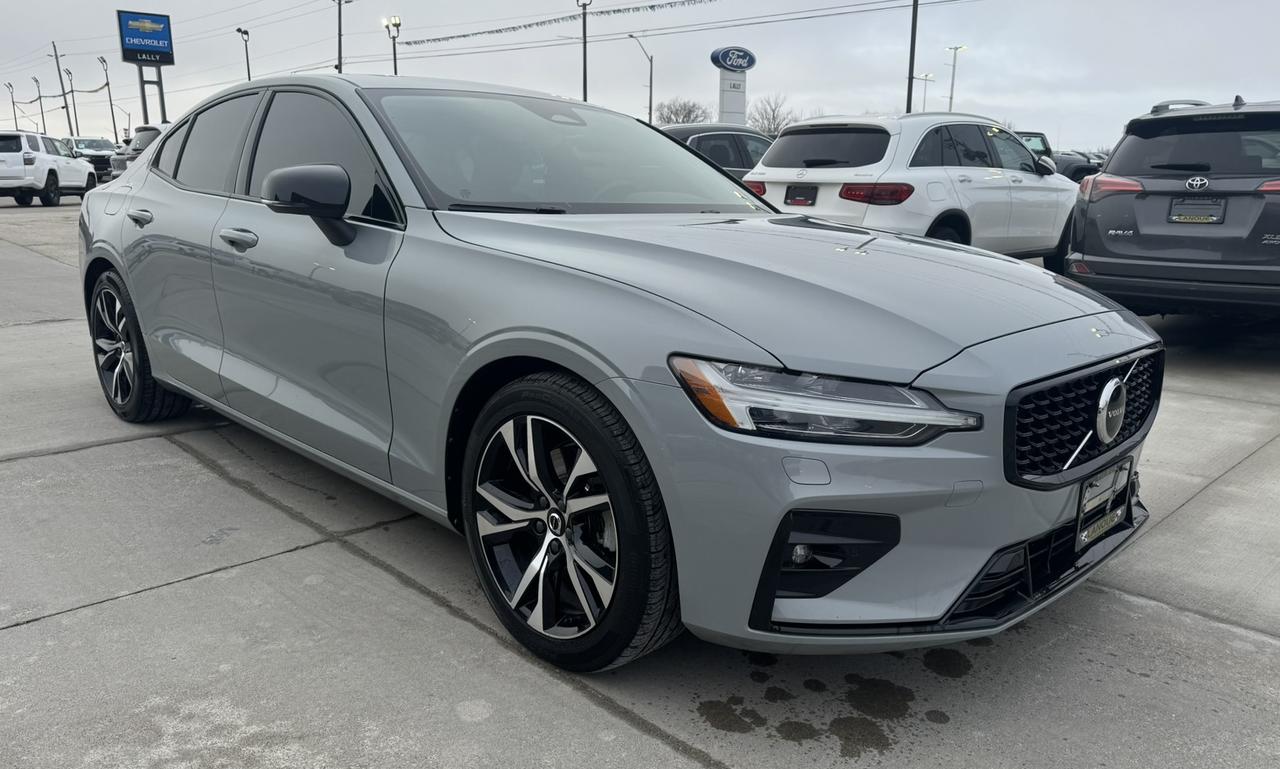 2024 Volvo S60 B5 AWD Core Dark Theme Photo
