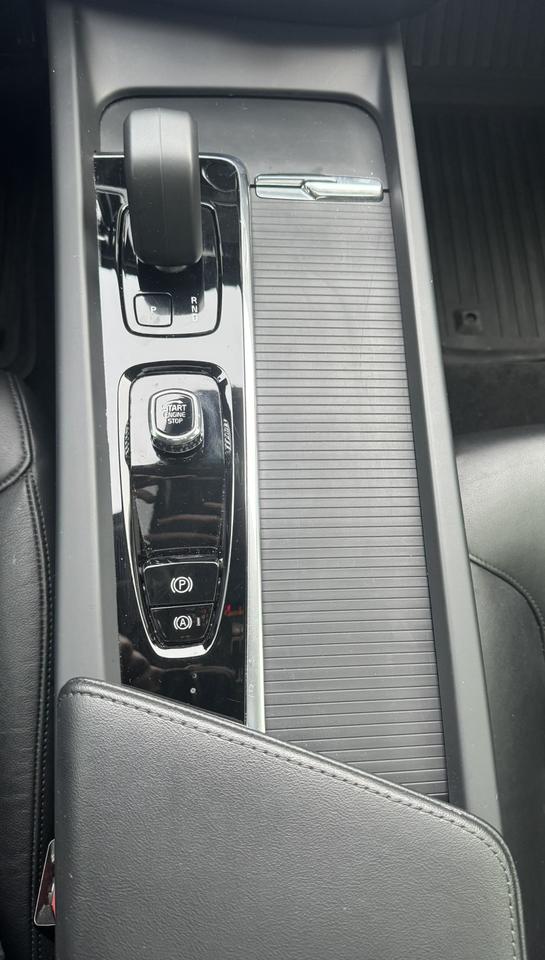 2024 Volvo S60 B5 AWD Core Dark Theme Photo