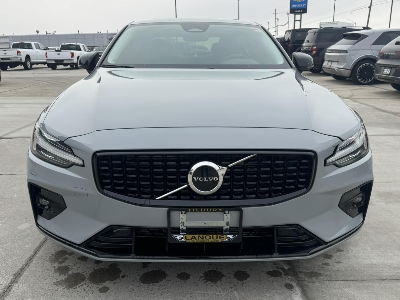 2024 Volvo S60 B5 AWD Core Dark Theme Photo