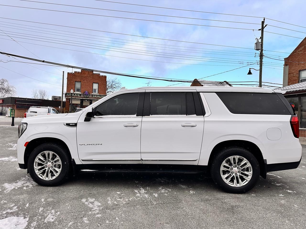 2023 GMC Yukon XL 5.3L MOTOR!, LIKE NEW! ONE OWNER! Photo