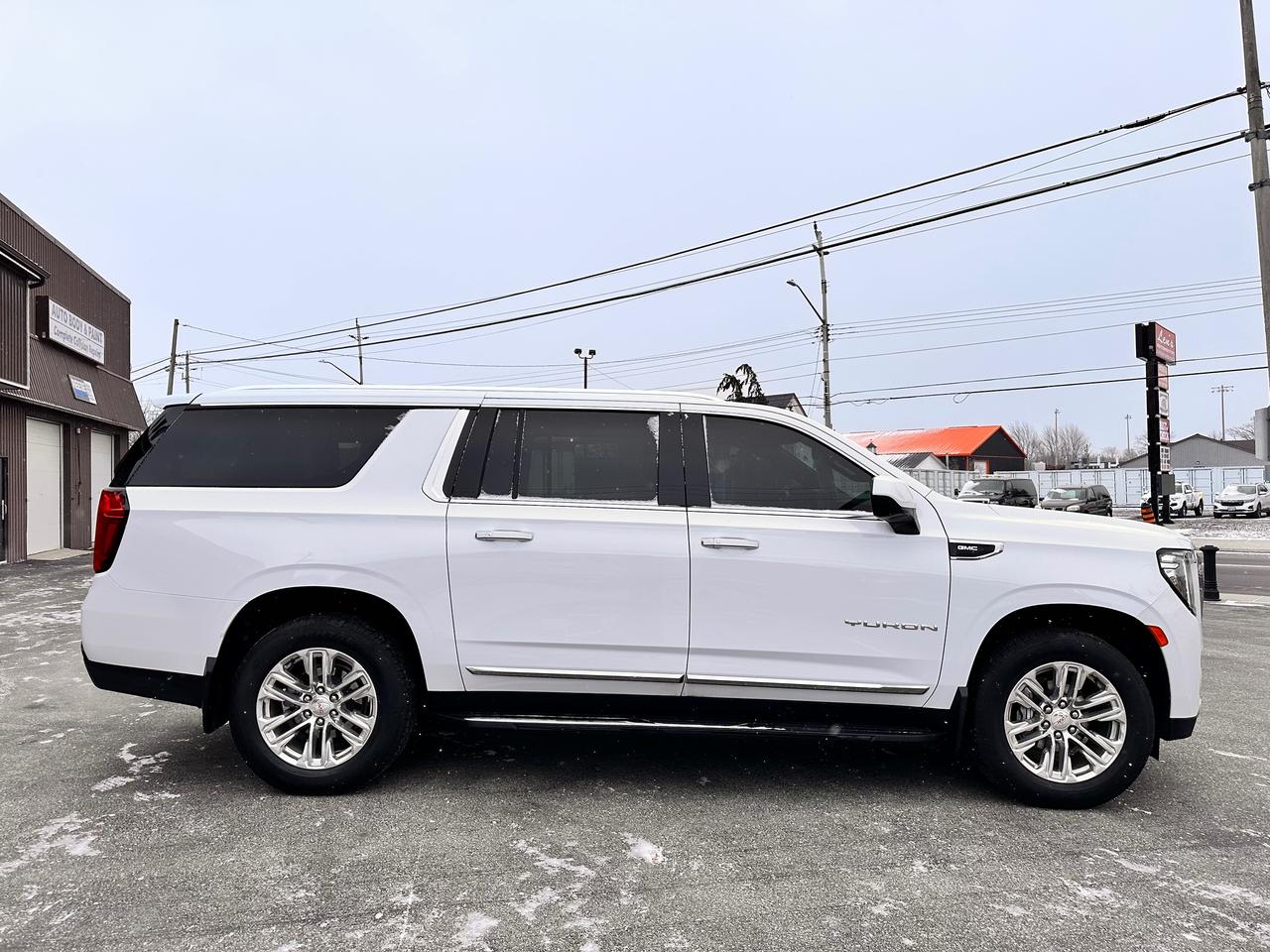 2023 GMC Yukon XL 5.3L MOTOR!, LIKE NEW! ONE OWNER! Photo4