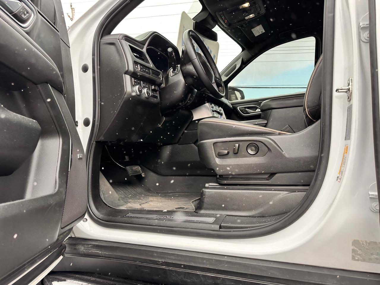 2023 GMC Yukon XL 5.3L MOTOR!, LIKE NEW! ONE OWNER! Photo