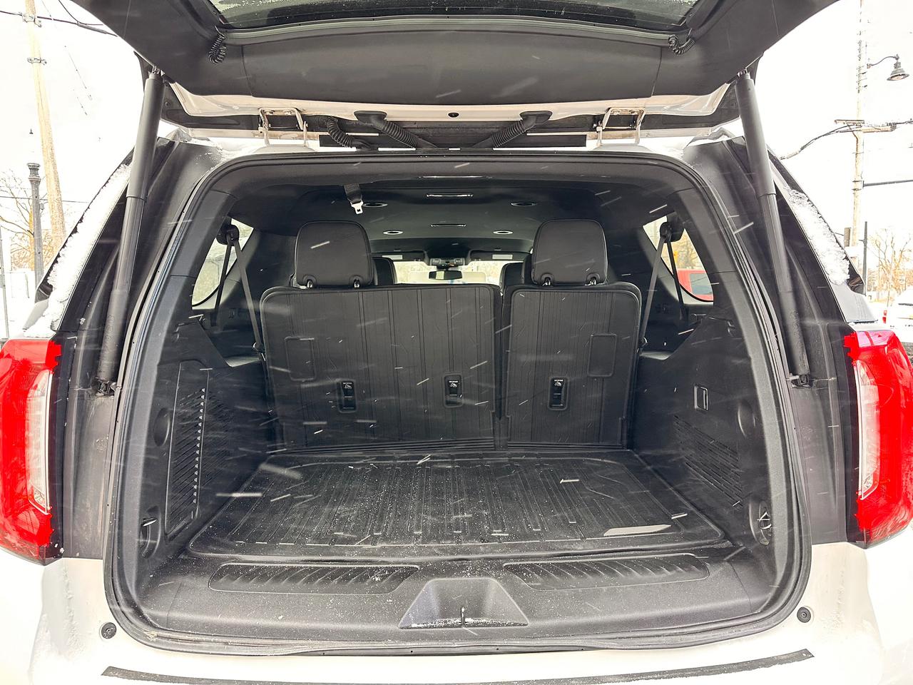 2023 GMC Yukon XL 5.3L MOTOR!, LIKE NEW! ONE OWNER! Photo