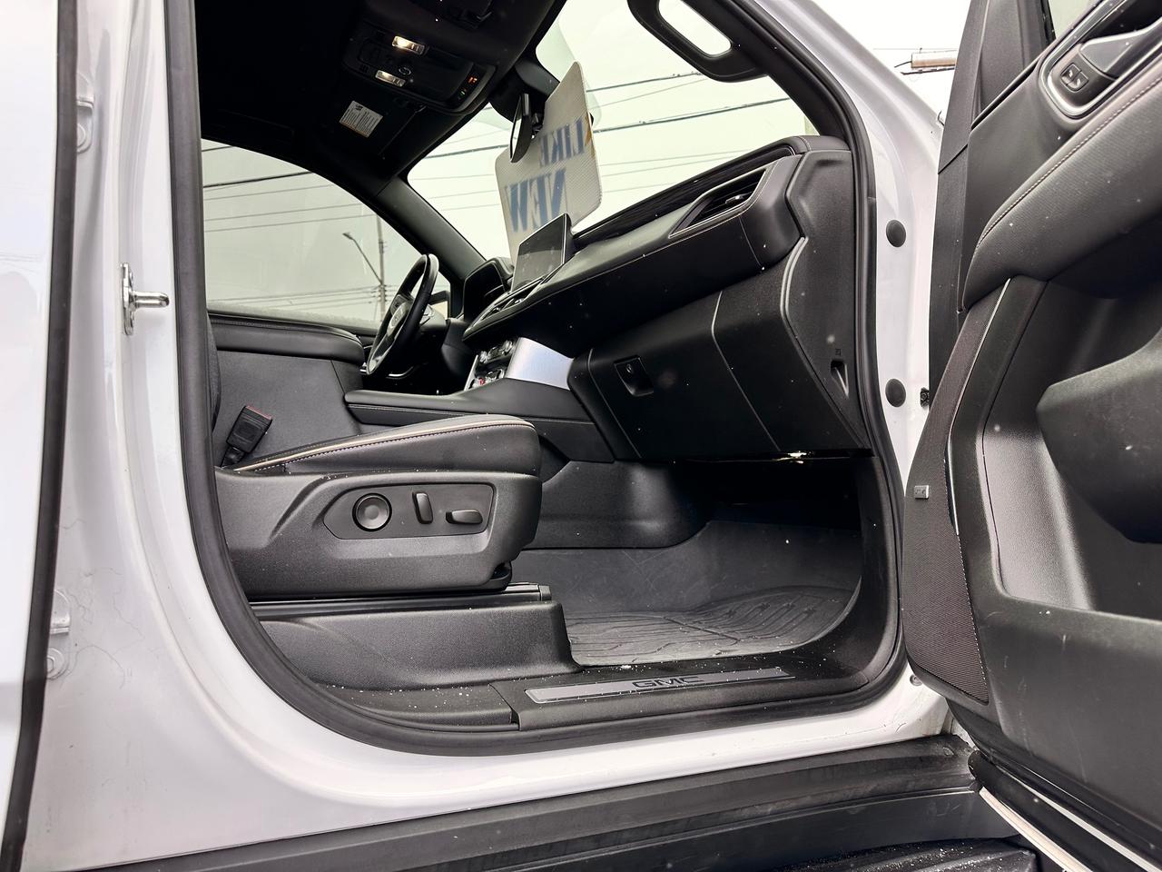 2023 GMC Yukon XL 5.3L MOTOR!, LIKE NEW! ONE OWNER! Photo