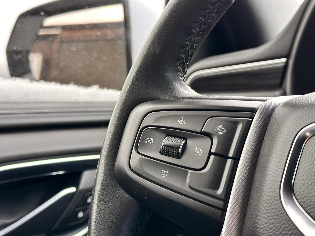 2023 GMC Yukon XL 5.3L MOTOR!, LIKE NEW! ONE OWNER! Photo