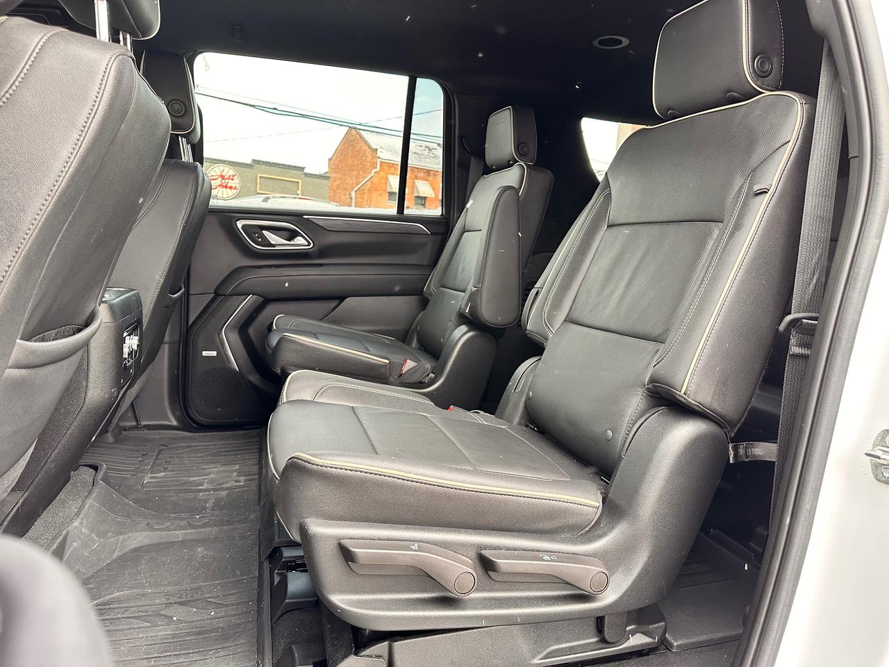 2023 GMC Yukon XL 5.3L MOTOR!, LIKE NEW! ONE OWNER! Photo