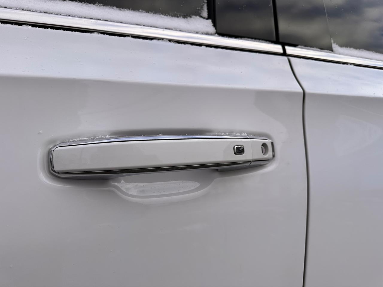 2023 GMC Yukon XL 5.3L MOTOR!, LIKE NEW! ONE OWNER! Photo