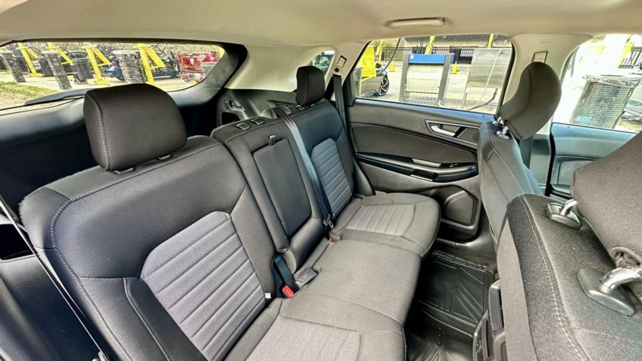 2018 Ford Edge SE Photo