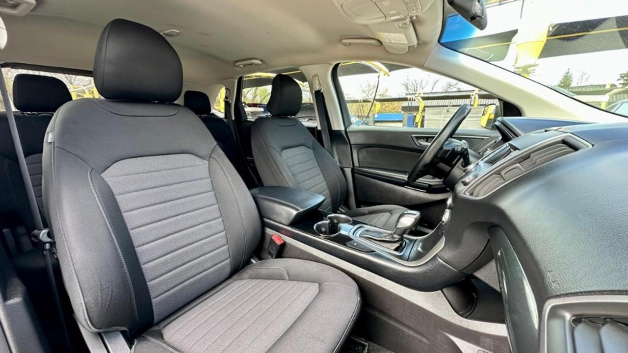 2018 Ford Edge SE Photo