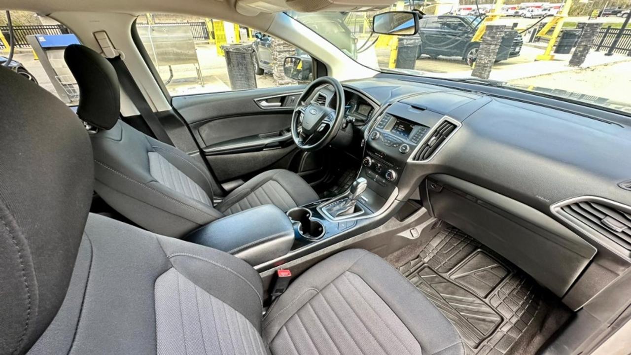 2018 Ford Edge SE Photo