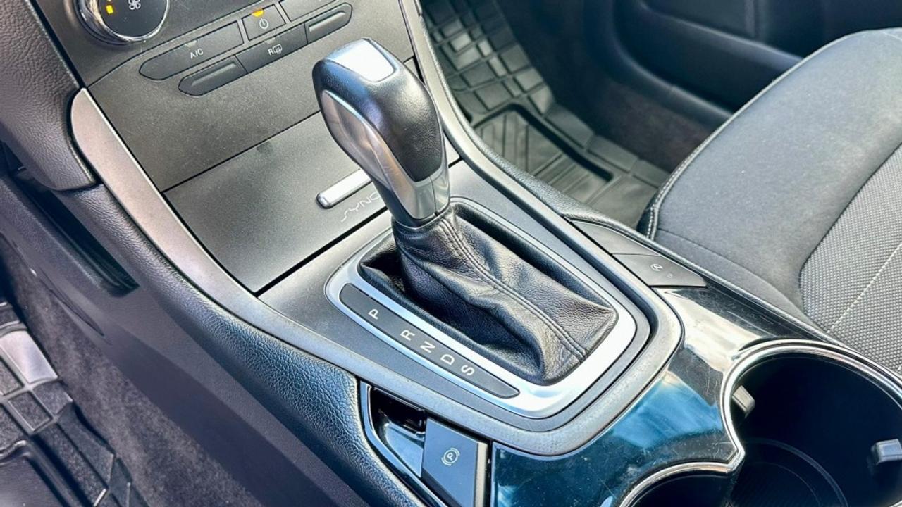 2018 Ford Edge SE Photo