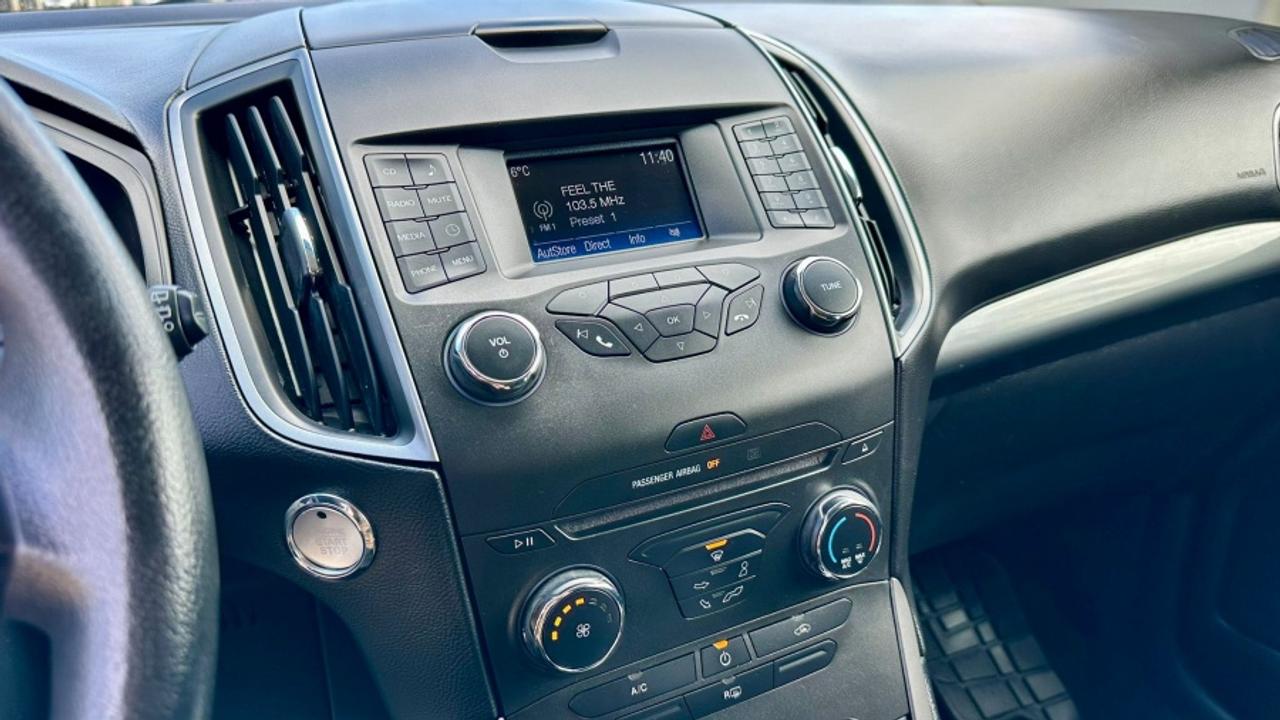 2018 Ford Edge SE Photo