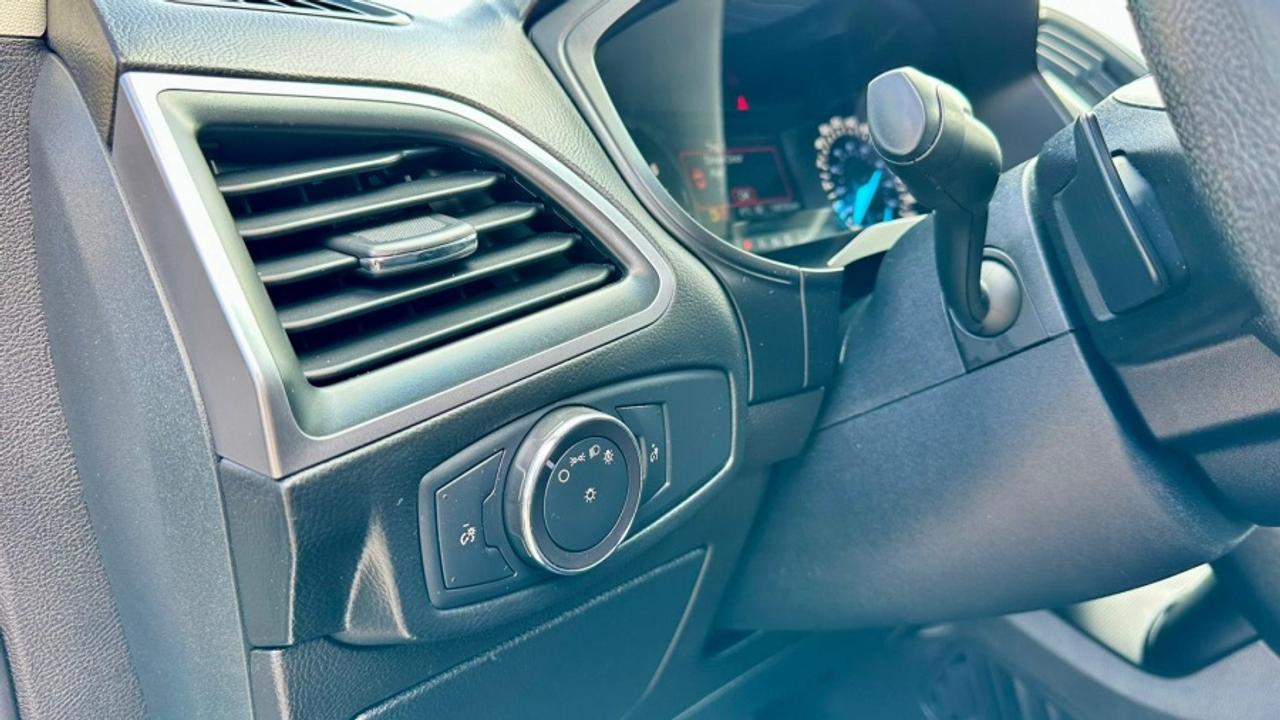 2018 Ford Edge SE Photo